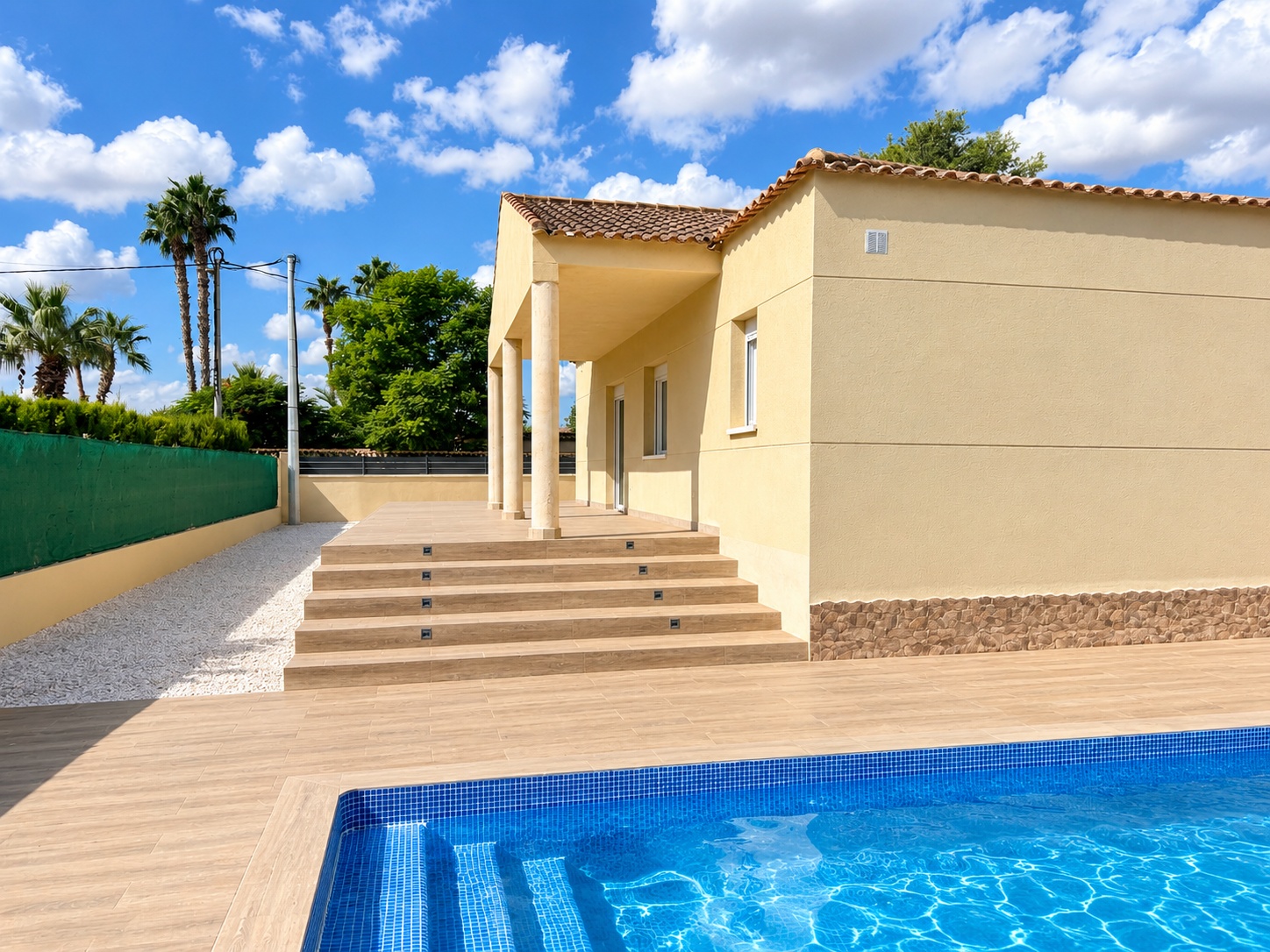 wide_bright_sunny_outdoor_real_estate_style_phot.jpg